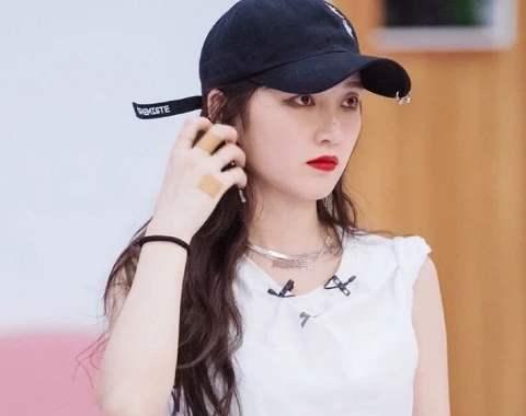 显然孟佳都还没来得及卸妆,打扮比较清凉的孟佳眼中还有大片红色眼影