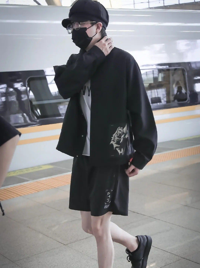 生图下双腿又细又白,女生都看奔溃了