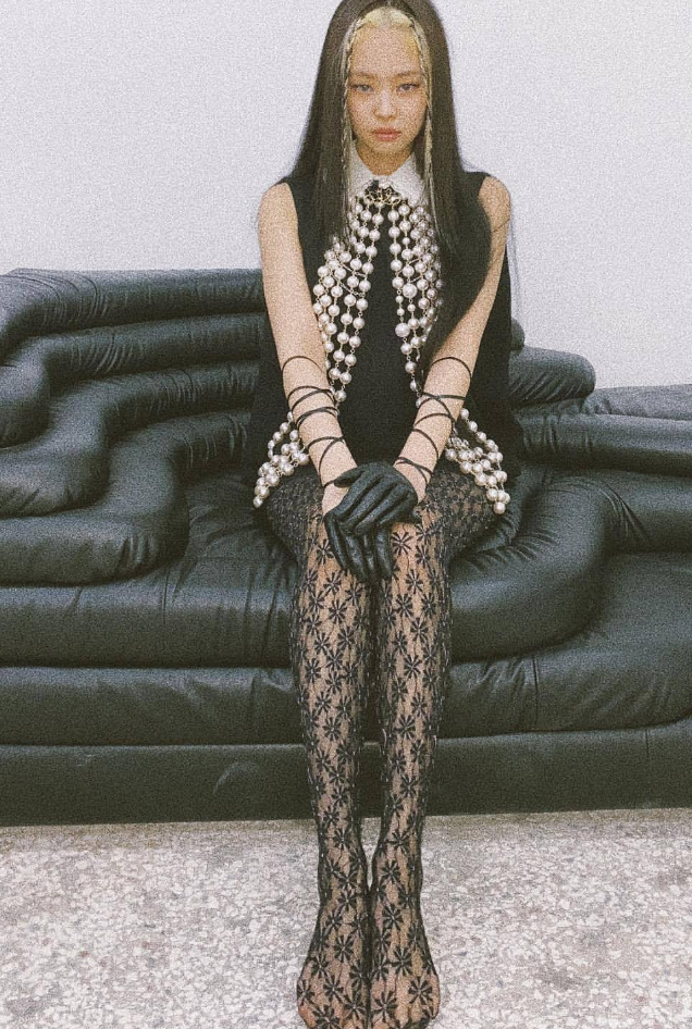 24岁金智妮挑战"蕾丝黑袜",脚趾头却意外抢镜,网友看后笑喷_腾讯新闻