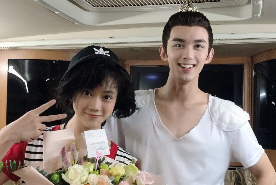 冯俊杰晒长歌行杀青合照热巴颜值抗打我只注意到吴磊