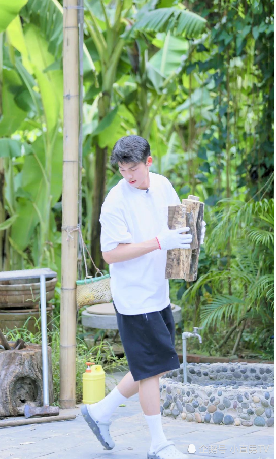 许光汉穿白袜的样子我康康谁又可了