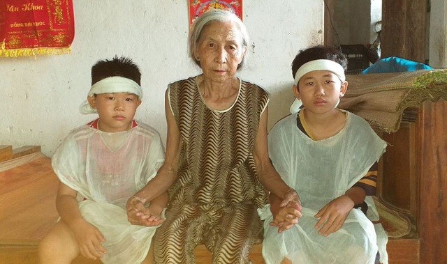 自杀|儿子儿媳都患精神疾病儿媳又自杀，8旬老妇只能独自抚养2个孙子