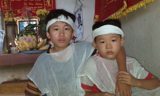 自杀|儿子儿媳都患精神疾病儿媳又自杀，8旬老妇只能独自抚养2个孙子