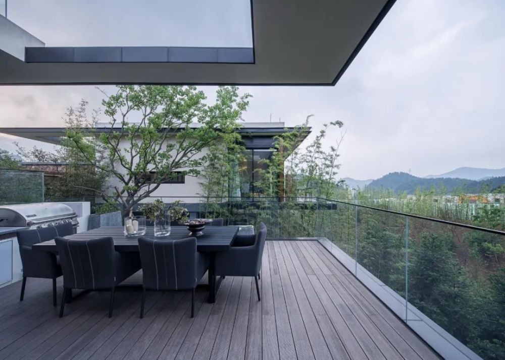 宋卫平的现代桃花源全新的玻璃盒子绿城第一个现代山地项目