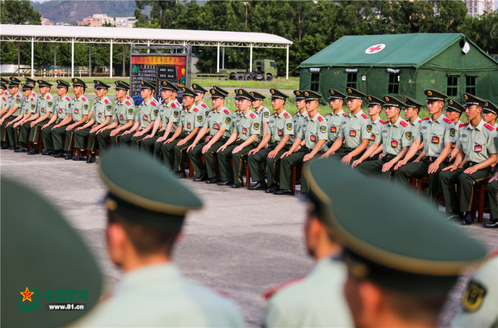 整齐划一英姿飒爽看武警警官学员队列会操