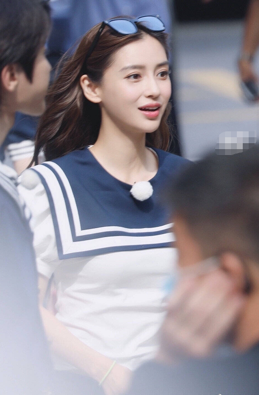 当31岁baby穿上"水手服",离开10级滤镜ps,瞬间美回18岁