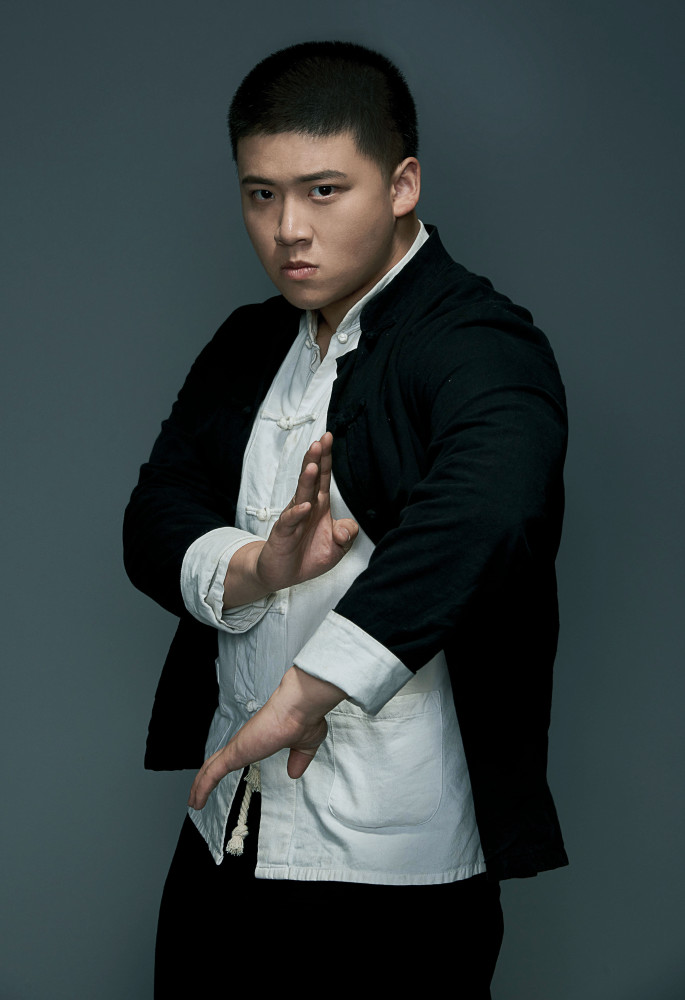 赵振华新戏《沙海异兽》开机 演绎天生神力的痴心汉"大头"