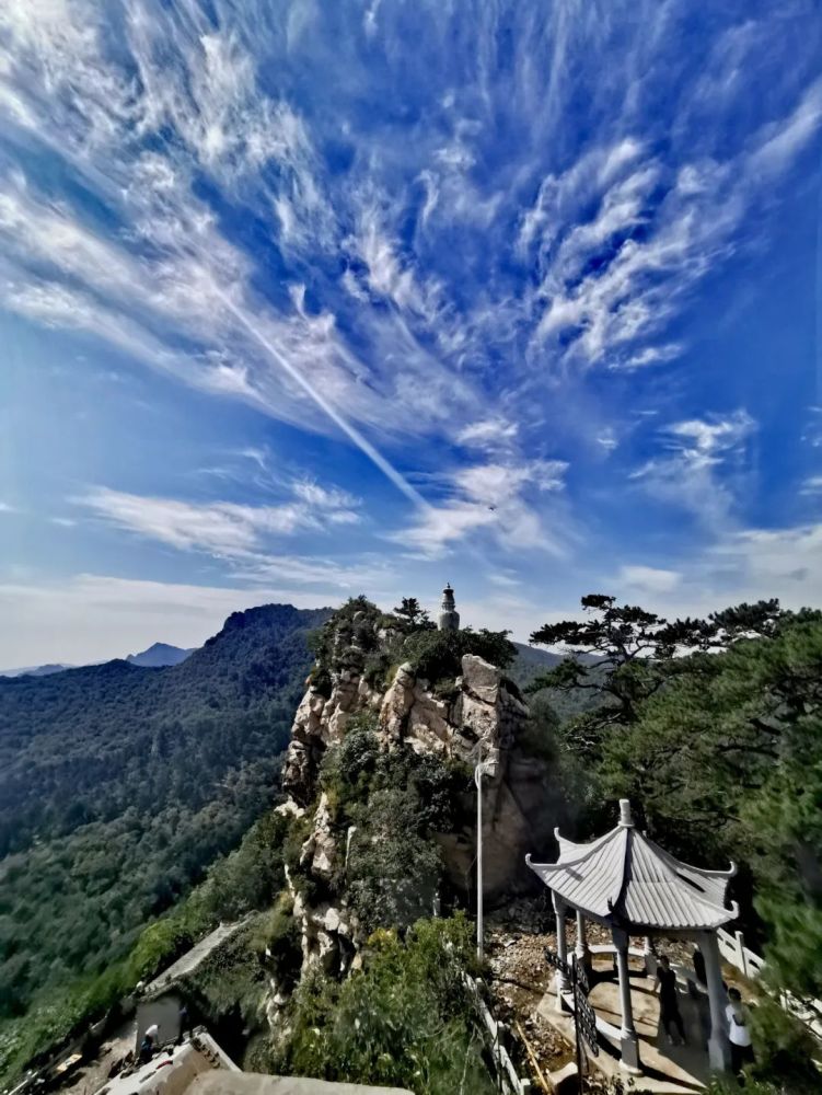 大蘆花風景區為全國aaaa級景區,國家級地質公園,位於醫巫閭山中南部