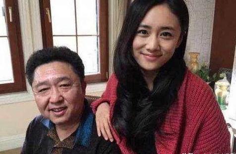 德云社成员秀老婆,本以为岳云鹏老婆够可爱,孙越老婆这么年轻