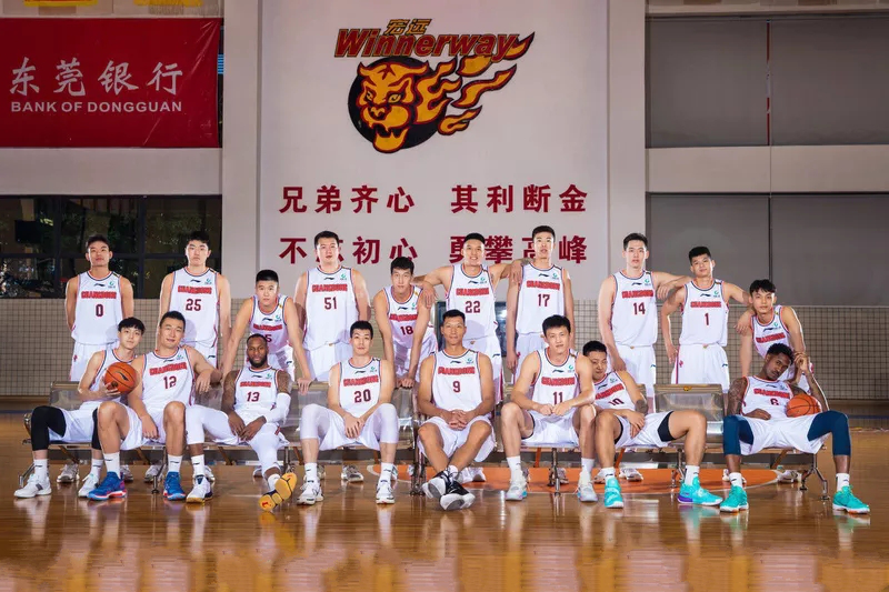 cba联赛20支球队所有球员大合照,广东c位很霸气!