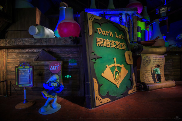 探险,这一系列中,我个人比较推荐黑暗实验室,这里有点类似迷你的鬼屋