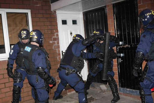 英国12岁非裔男孩深夜持枪,数十名警察破门而入