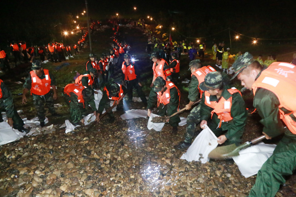 婁底百名武警官兵抗洪一線過建軍節_騰訊新聞