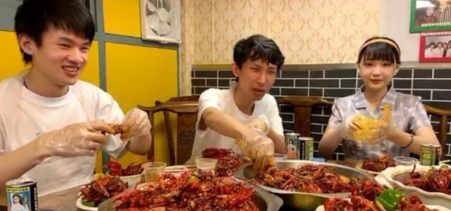 张大仙请粉丝吃饭二十桌才花十万梦泪请客吃饭三个人就花了这么多