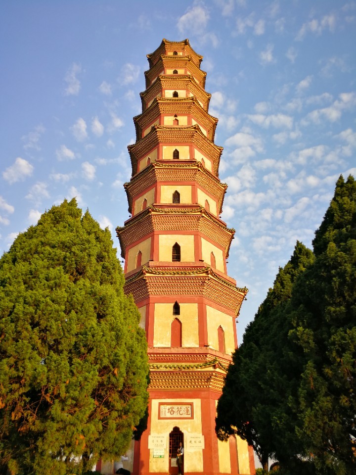 蓮花塔屬樓閣式磚塔,平面八角形,外觀9級,內連暗層共11層,層層鋪設木