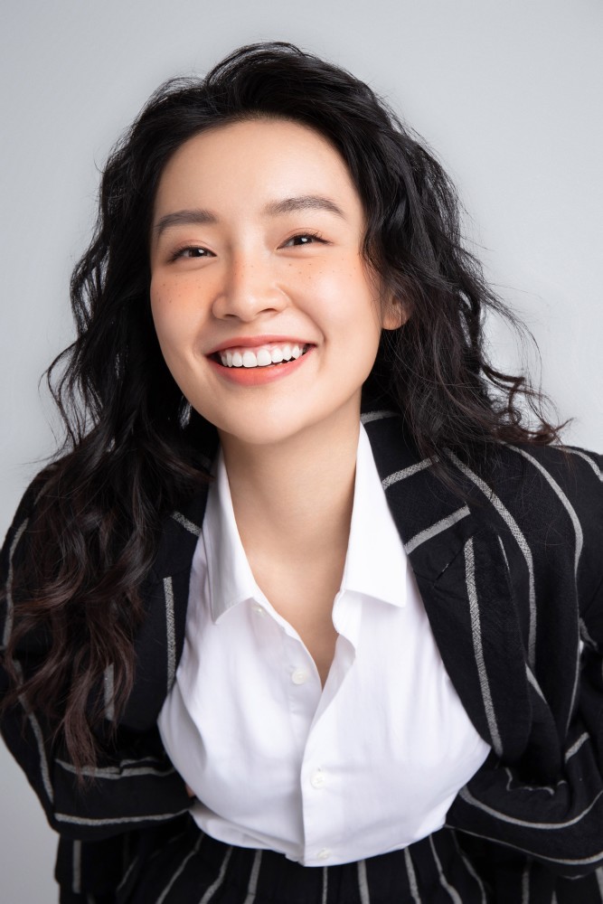 陈芋米时尚大片曝光复古雀斑妆展现鬼马少女气质