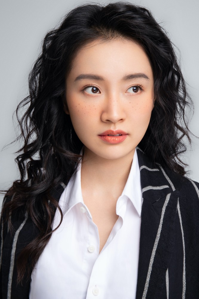 陈芋米时尚大片曝光复古雀斑妆展现鬼马少女气质