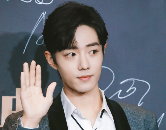 肖战|肖战广告牌被放角落里，网友谴责品牌商，是不是没把“虾”放在眼里？