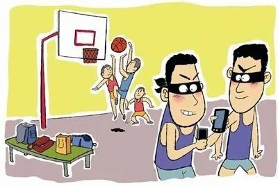 东阳两少年在篮球场上偷手机