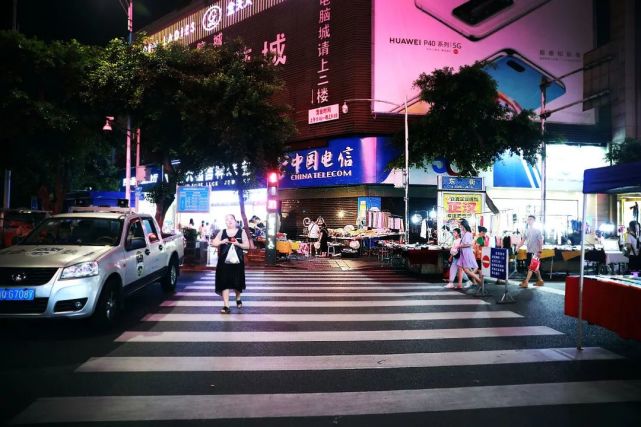 逛了宜宾东街夜市才明白什么叫烟火气