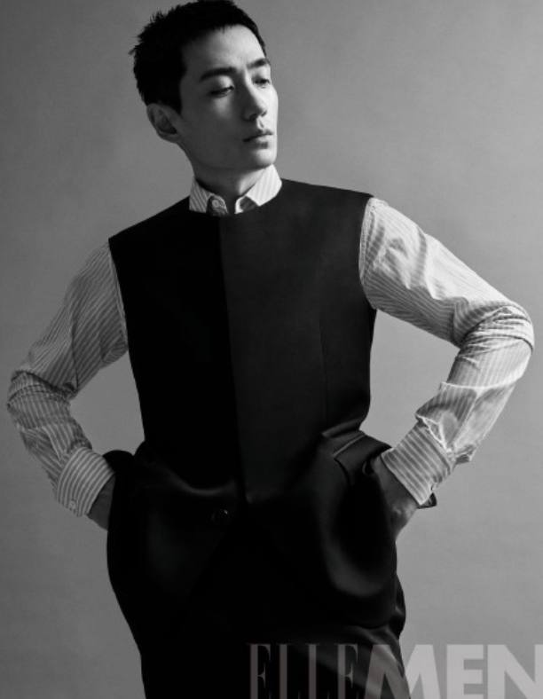 在寸头发型的衬托下更是霸气外露,配以浅灰色休闲阔腿裤清新脱俗,颇有