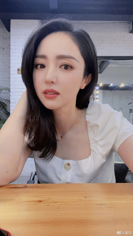 被高云翔高调表白后,董璇晒自拍甜如少女,穿几十元衣服接地气