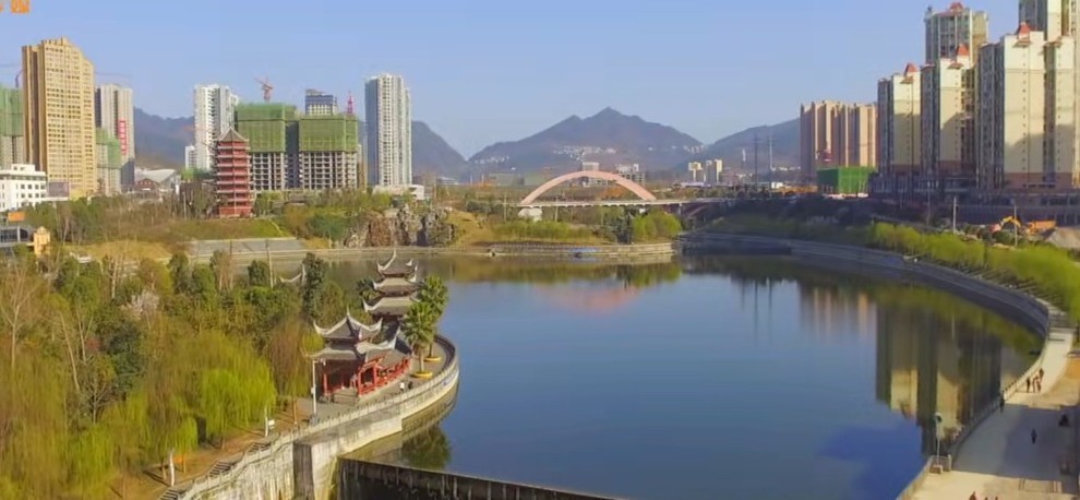 贵州德江县的街道风光很有城市的风范高楼林立的街道很繁华