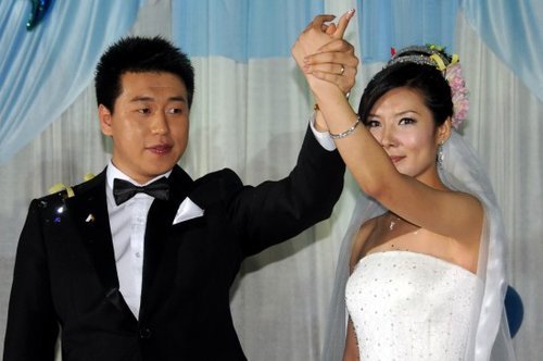 曾经满脸痘痘的奥运冠军杜丽,嫁师弟后已生娃10年,39岁韵味犹存