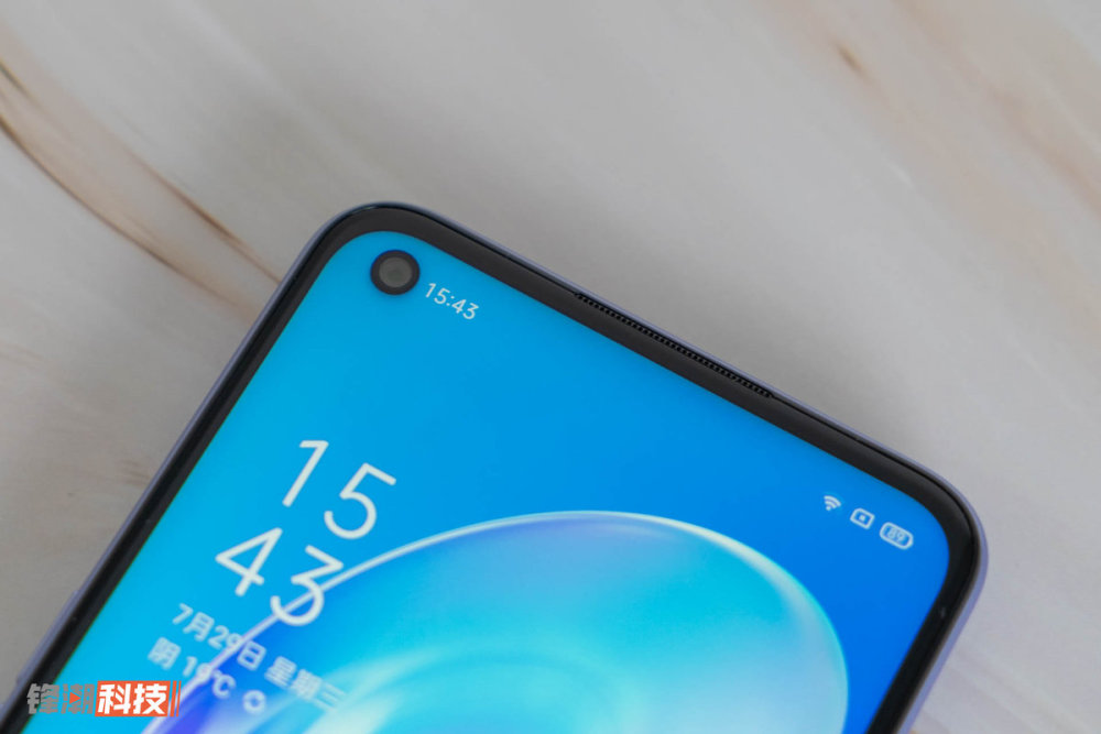 其他的只有左上角的摄像头和右下角竖置的 oppo logo