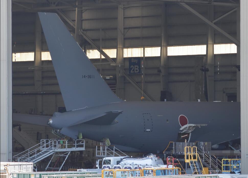 美国波音公司|日本首架KC-46A空中加油机曝光 正在波音工厂秘密组装