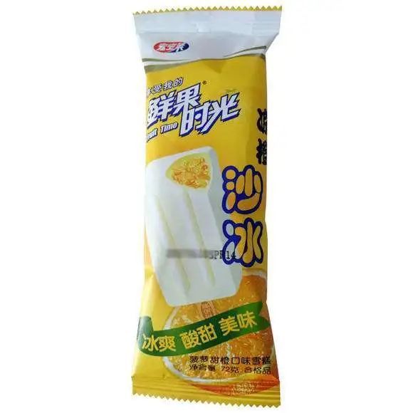 天冰大果 这种两吃冰淇淋也很受欢迎, 外面是果味冰棍,里面是奶油雪糕