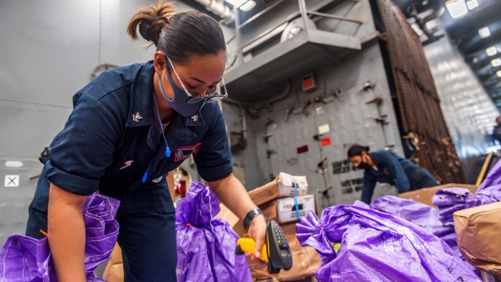 包含美国航母数百水兵获准离舰生活的词条