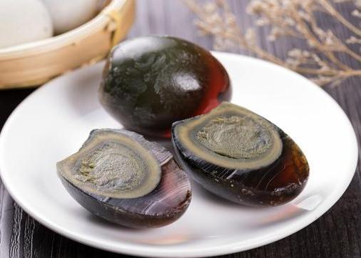 切松花蛋有技巧 别再直接下刀切 记住这2点 皮蛋不粘刀不散花 腾讯新闻