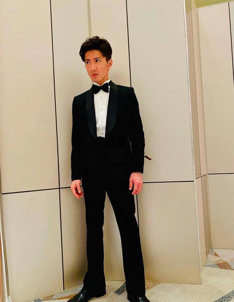 47岁木村拓哉晒西装全身照神颜无惧怼脸拍过于精瘦惹粉丝心疼