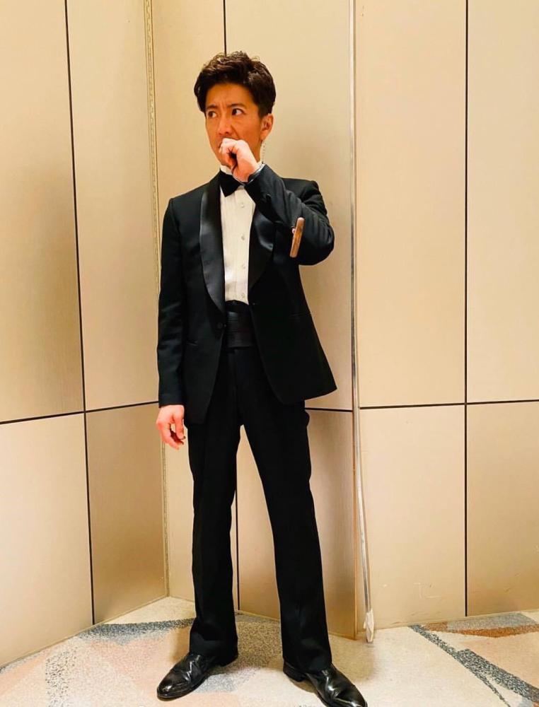 47岁木村拓哉晒西装全身照神颜无惧怼脸拍过于精瘦惹粉丝心疼