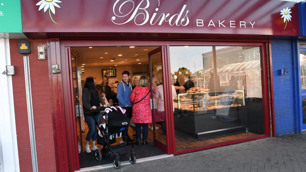 英国_社会|英国面包店拒绝卖东西给94岁和86岁老人，因为他们不能刷卡支付