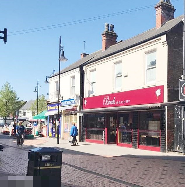 英国_社会|英国面包店拒绝卖东西给94岁和86岁老人，因为他们不能刷卡支付