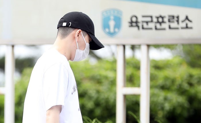 黑泡大佬变身小白兔zico入伍近况公开军姿严肃表情却让人忍俊不禁