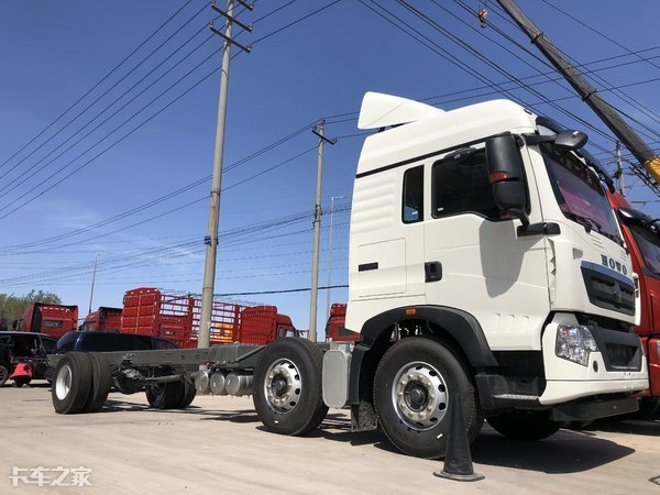 轻量化底盘拉货更多,大卧铺更舒服,重汽豪沃tx6载货车来了