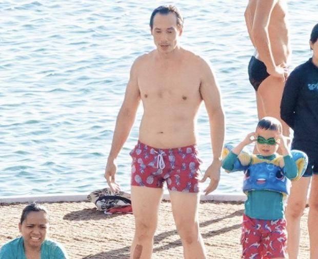 陈豪赤膊玩水身材发福显油腻同妻子婚后三年抱仨成tvb最高薪演员