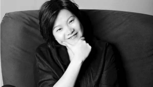 很多人都觉得洪晃不够漂亮,完全没有名门淑女的气质,但是在杨小平看来