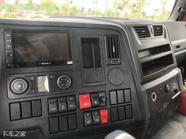 陕汽德龙x3000牵引车 新国标半挂车,这配置运输危化品够安全吗?