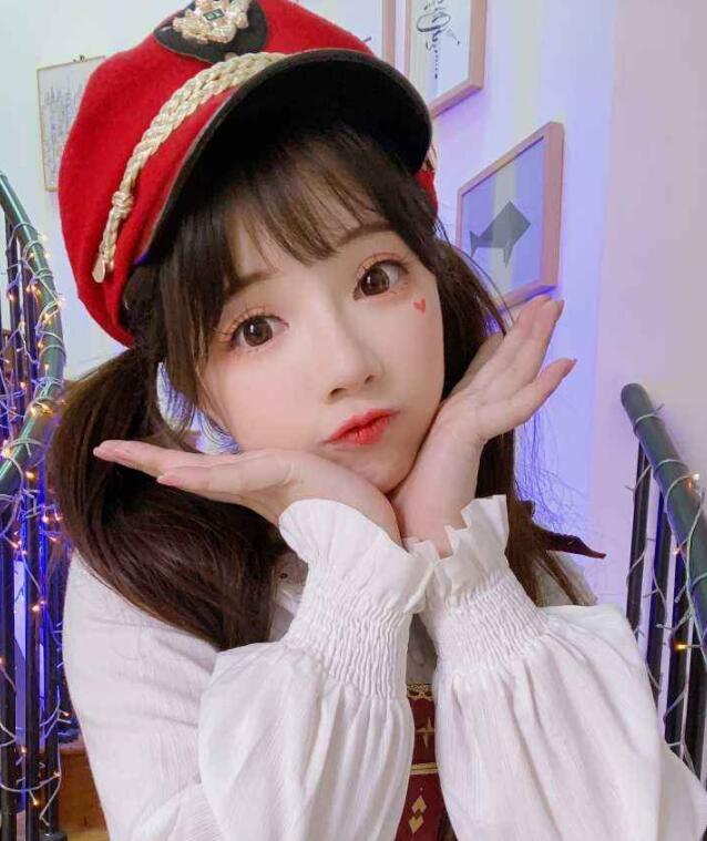 王奕萌参加活动颜值崩塌路人发图证明她就是有点胖而已