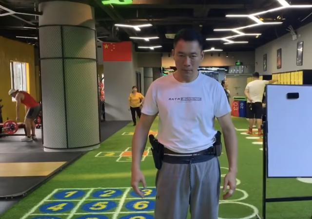 50岁"武松"罕露面!年到半百肌肉壮,爆红后心态膨胀险抛弃女友_腾讯新