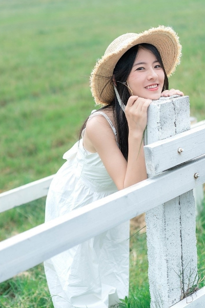 小姐姐眉眼含笑精致的五官犹如瓷娃娃让人心动