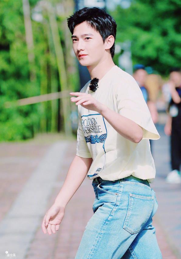 杨洋近期私服汇总穿背带裤少年感十足不愧是元气满满的哥哥