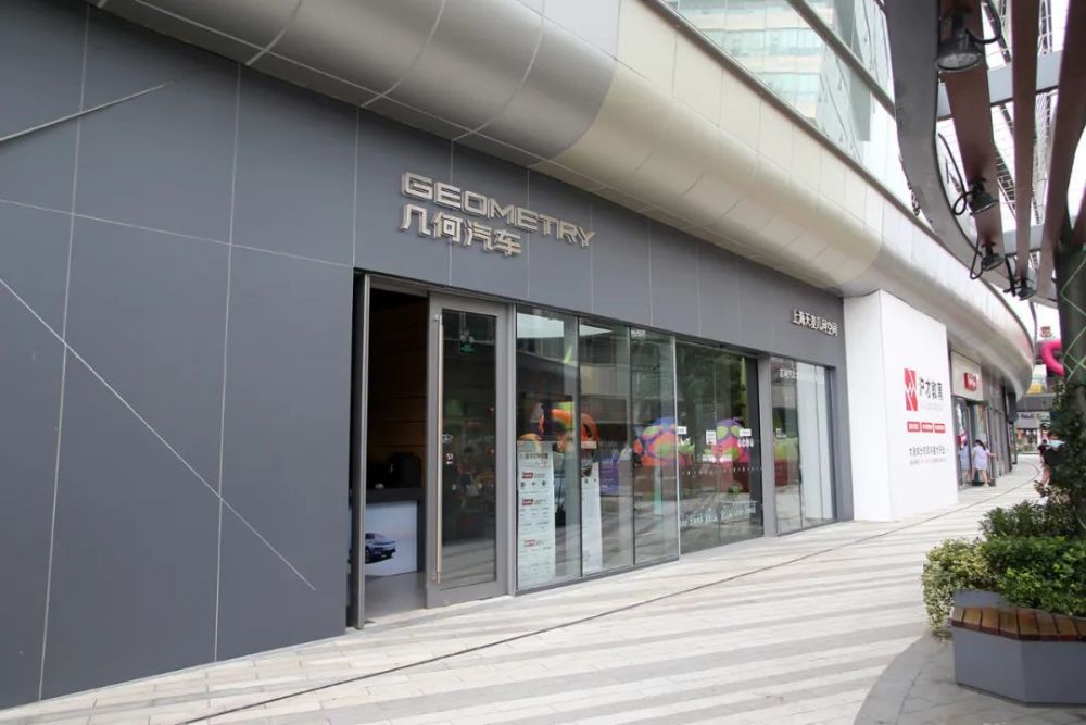 c展车到店,于是马上前往上海静安区沪太路1111号的几何汽车展厅拍摄