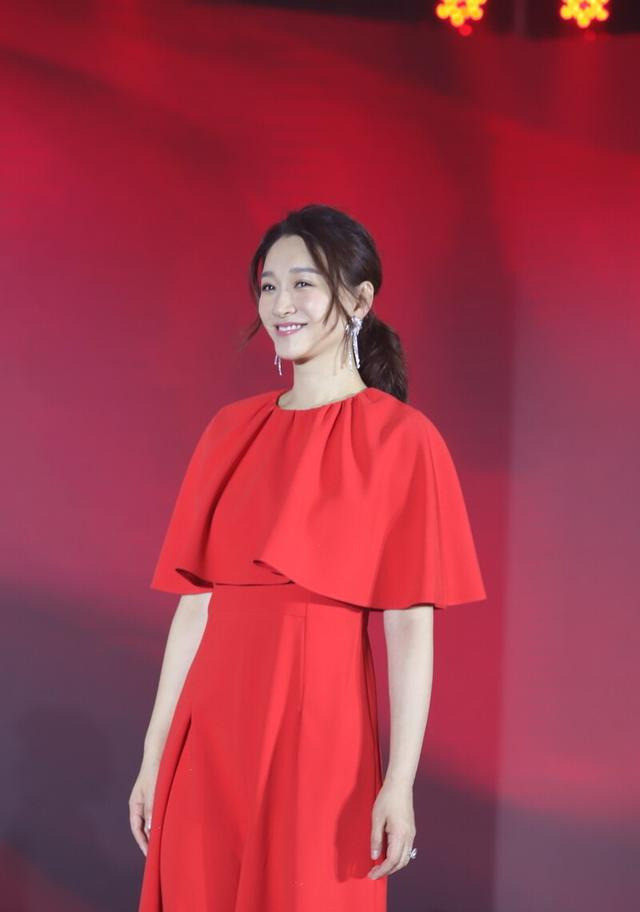李小冉太懂搭配了,简约红裙上面套个斗篷,身材看起来更好了