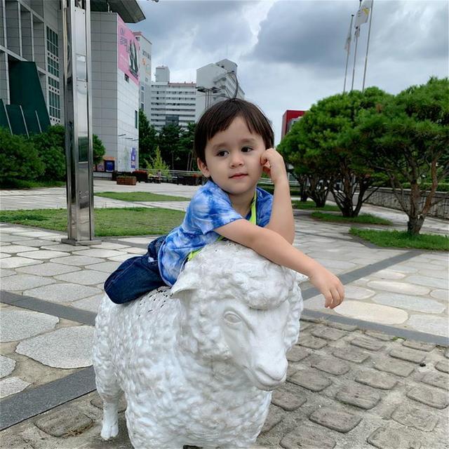 韩国搞笑艺人sam hammington的二儿子本特利(bentley),展现了与众不同