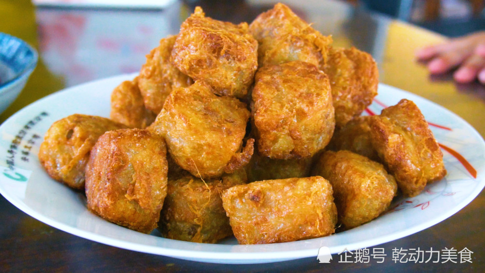 还结合湖头当地的食材创造出很多宫廷美食,而湖头鸡卷就是其中最有名